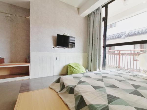Hangzhou Citynest Music B&B 杭州栖息地音乐桌游民宿 : photo 4 de la chambre chambre double deluxe avec balcon