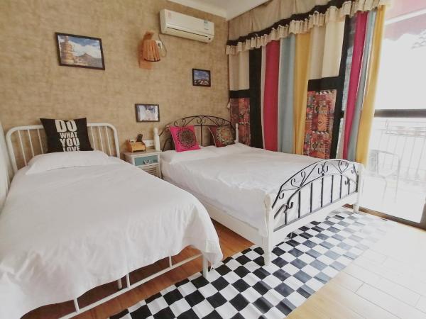 Hangzhou Citynest Music B&B 杭州栖息地音乐桌游民宿 : photo 2 de la chambre chambre familiale avec balcon