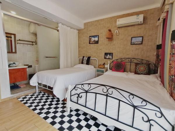 Hangzhou Citynest Music B&B 杭州栖息地音乐桌游民宿 : photo 3 de la chambre chambre familiale avec balcon