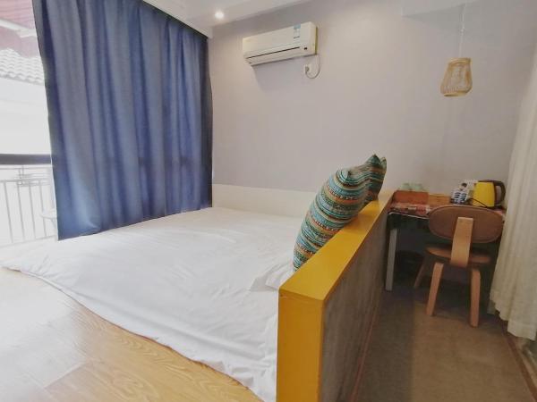 Hangzhou Citynest Music B&B 杭州栖息地音乐桌游民宿 : photo 4 de la chambre chambre lit king-size avec balcon