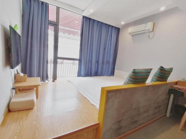 Hangzhou Citynest Music B&B 杭州栖息地音乐桌游民宿 : photo 2 de la chambre chambre lit king-size avec balcon