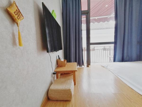 Hangzhou Citynest Music B&B 杭州栖息地音乐桌游民宿 : photo 3 de la chambre chambre lit king-size avec balcon