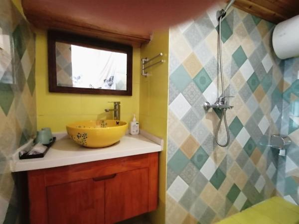 Hangzhou Citynest Music B&B 杭州栖息地音乐桌游民宿 : photo 6 de la chambre chambre double avec lit d'appoint