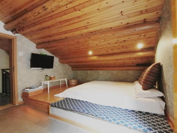 Hangzhou Citynest Music B&B 杭州栖息地音乐桌游民宿 : photo 2 de la chambre chambre double avec lit d'appoint