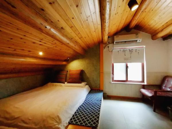Hangzhou Citynest Music B&B 杭州栖息地音乐桌游民宿 : photo 1 de la chambre chambre double avec lit d'appoint