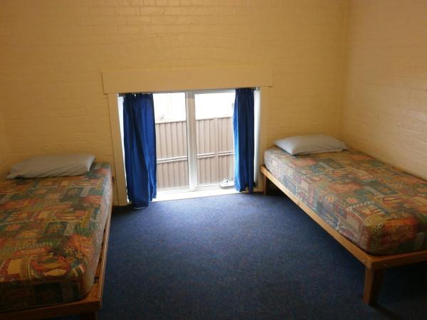 Launceston Backpackers : photo 1 de la chambre chambre lits jumeaux avec salle de bains commune