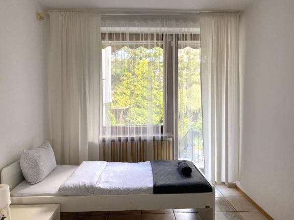 Pokoje Rezydencja Parysa : photo 7 de la chambre chambre lits jumeaux avec terrasse et salle de bains commune