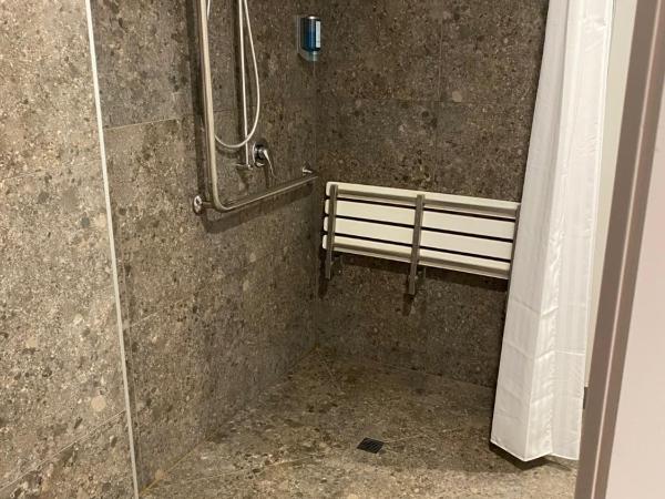 Ramada Suites by Wyndham Queenstown Remarkables Park : photo 2 de la chambre studio exécutif avec kitchenette