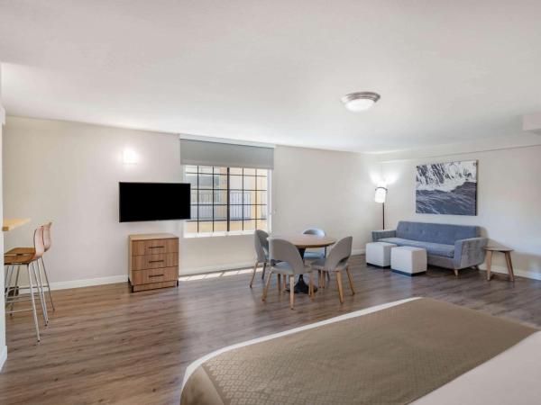 Wyndham Garden San Diego : photo 3 de la chambre suite exécutive avec 1 lit king-size, canapé-lit et kitchenette - non-fumeurs