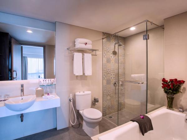 Grand Mercure Yogyakarta Adi Sucipto : photo 8 de la chambre suite deluxe avec lit king-size