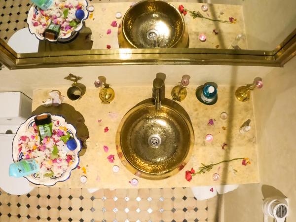 kasbah yu palace : photo 8 de la chambre chambre lits jumeaux - vue sur piscine