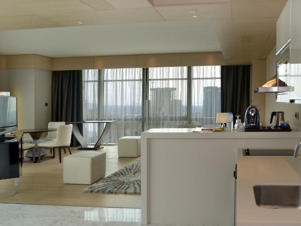 Wyndham Grand Istanbul Levent : photo 2 de la chambre suite familiale 2 chambres avec kitchenette - vue partielle sur mer