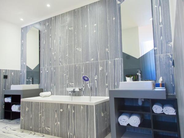 The Originals Boutique, Hôtel Le Lion, Clermont-Ferrand : photo 6 de la chambre mini suite 