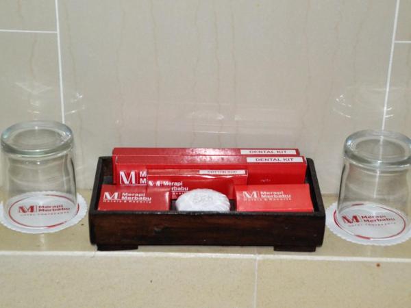 Merapi Merbabu Hotel Yogyakarta Powered by Archipelago : photo 4 de la chambre chambre deluxe double ou lits jumeaux