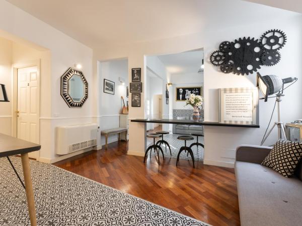 Entire flat with 6 Rooms & 6 Bathrooms, 210 SQMs at Most Historical Center with LIFT !!! : photo 8 de la chambre chambre double deluxe