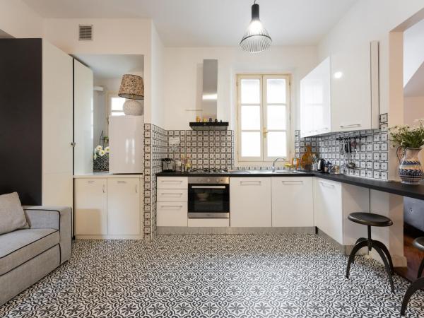 Entire flat with 6 Rooms & 6 Bathrooms, 210 SQMs at Most Historical Center with LIFT !!! : photo 10 de la chambre chambre double Économique