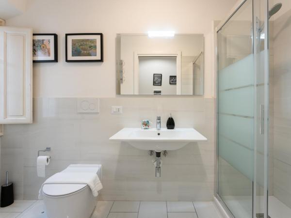 Entire flat with 6 Rooms & 6 Bathrooms, 210 SQMs at Most Historical Center with LIFT !!! : photo 4 de la chambre chambre double Économique