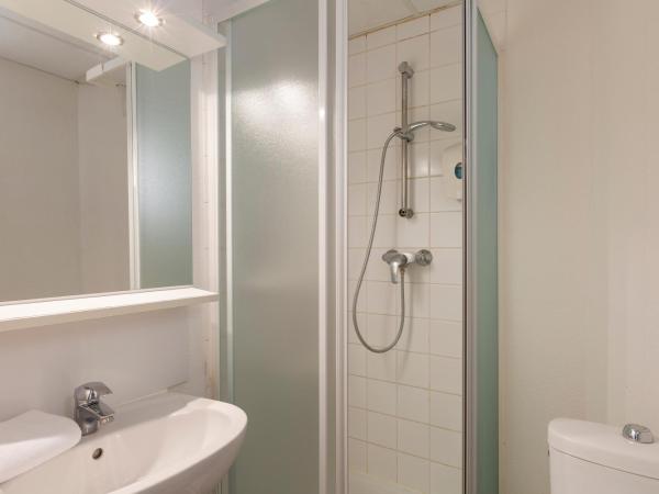 Hôtel F1 Reims Tinqueux : photo 6 de la chambre chambre avec 1 lit double et salle de bains