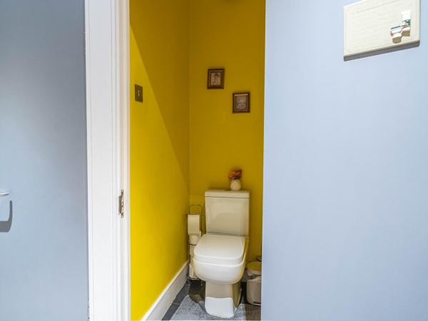 House close to kings cross : photo 9 de la chambre chambre double standard avec salle de bains et toilettes communes
