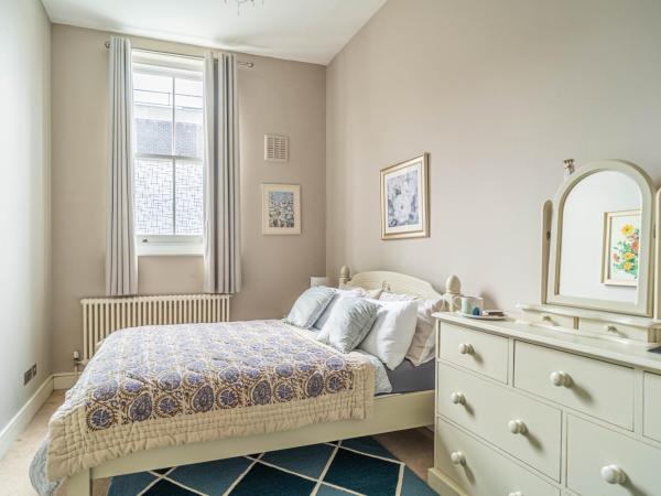 House close to kings cross : photo 1 de la chambre chambre double standard avec salle de bains et toilettes communes