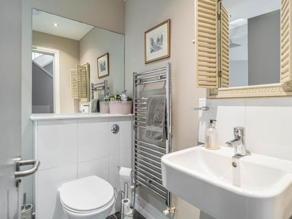 House close to kings cross : photo 5 de la chambre chambre double standard avec salle de bains et toilettes communes