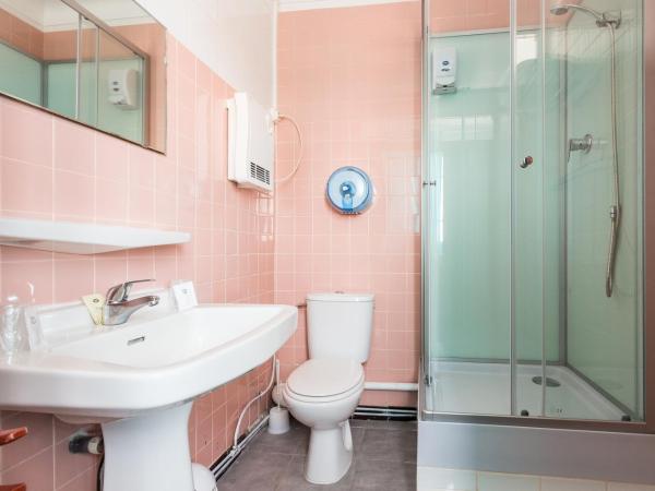 Hôtel Restaurant - Villa Les Sirènes : photo 10 de la chambre chambre triple basique