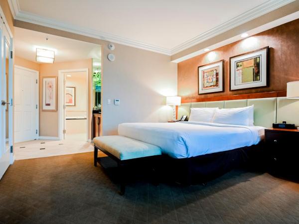 StripViewSuites at Signature : photo 8 de la chambre penthouse floor studio - strip view & balcony