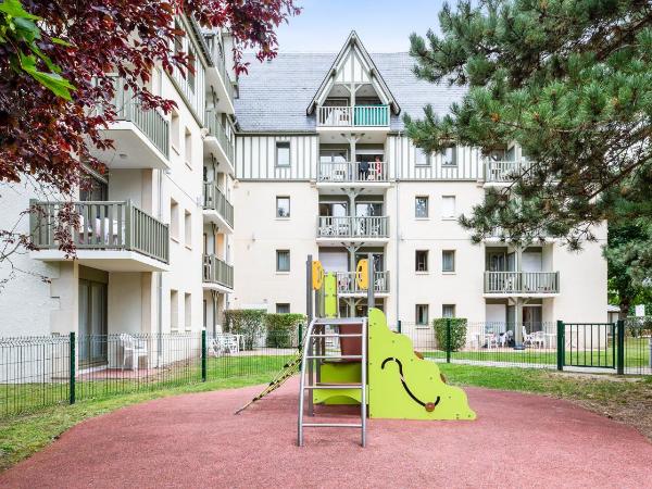 Residence Pierre & Vacances Les Embruns : photo 8 de la chambre studio avec alcôve et terrasse ou balcon (4 personnes)