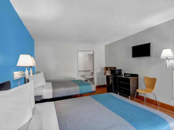Motel 6-Atlanta, GA : photo 4 de la chambre chambre quadruple - accessible aux personnes à mobilité réduite - fumeurs