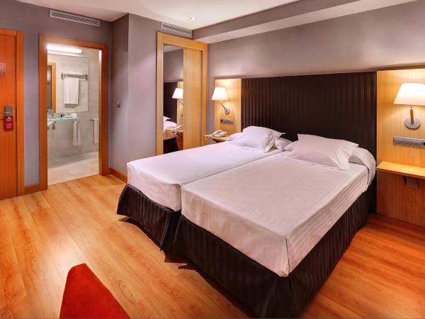 U Hotel Villa-Gomá : photo 4 de la chambre chambre lits jumeaux intérieure avec douche