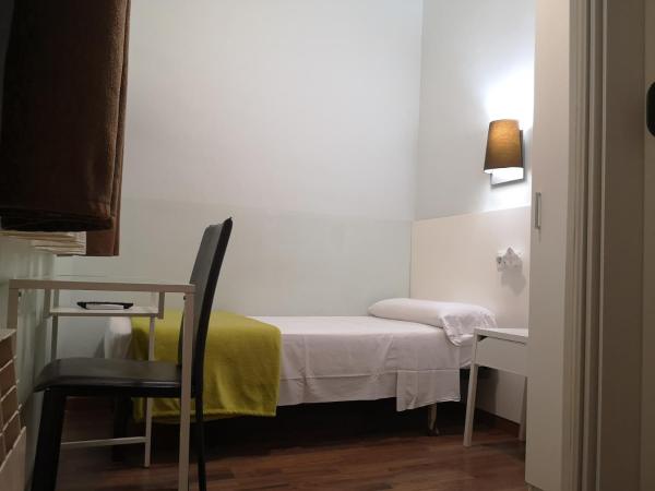 Hostal Lesseps : photo 8 de la chambre petite chambre simple