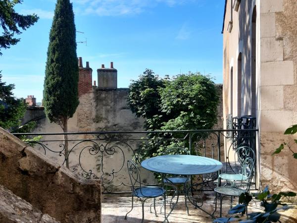 Suite 1 - Les Grands Degrés Saint Louis : photo 6 de la chambre chambre lit king-size - vue sur jardin