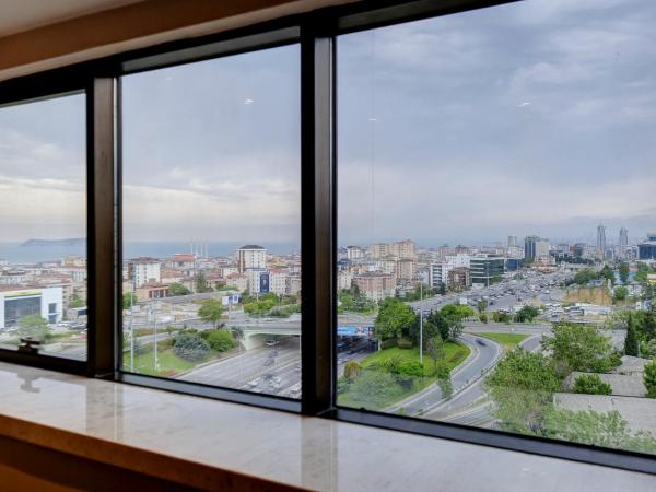 Days Hotel by Wyndham Istanbul Maltepe : photo 1 de la chambre chambre familiale avec 1 lit double et 1 lit simple - vue sur mer