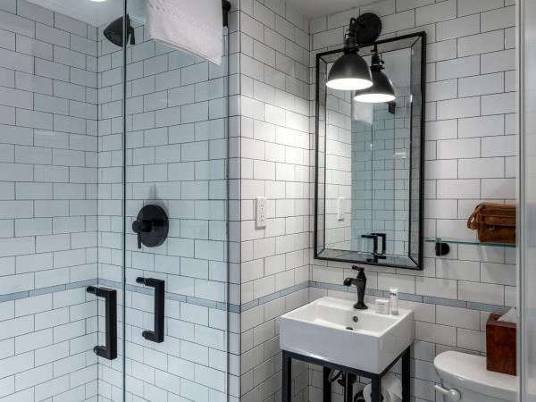 Hotel Theodore : photo 2 de la chambre chambre lit queen-size deluxe