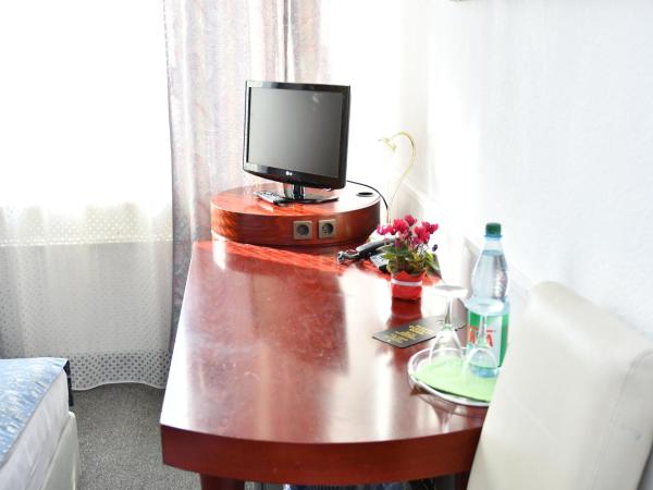 Hotel Münchner Hof : photo 5 de la chambre chambre lits jumeaux avec salle de bains commune