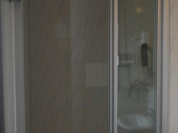 Hotel Münchner Hof : photo 4 de la chambre chambre lits jumeaux avec salle de bains commune