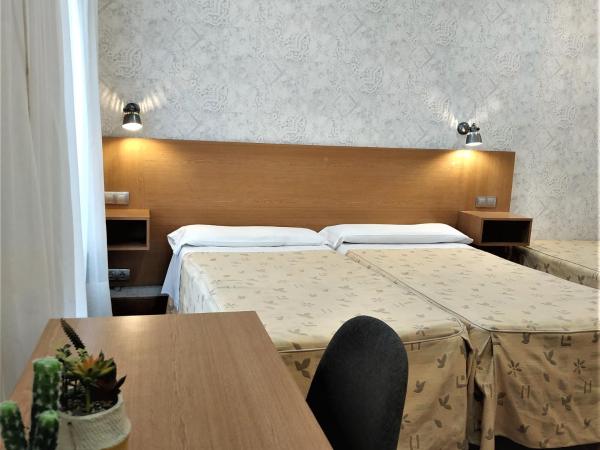 Roquefer Bilbao Central Rooms : photo 7 de la chambre chambre double ou lits jumeaux avec salle de bains commune