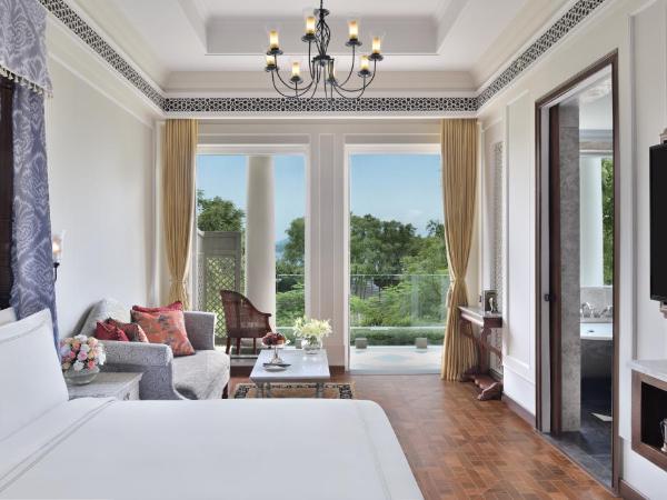 Raffles Udaipur : photo 3 de la chambre raffles manor suite with balcony - complimentary 01 bottle of house wine upon arrival, butler on call, 15% discount on food & soft beverage and spa, 4 pieces laundry once per stay