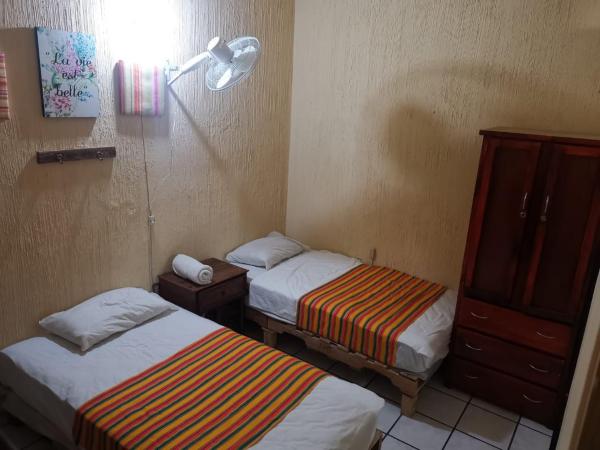 Hostal Guadalajara : photo 2 de la chambre chambre lits jumeaux avec salle de bains privative