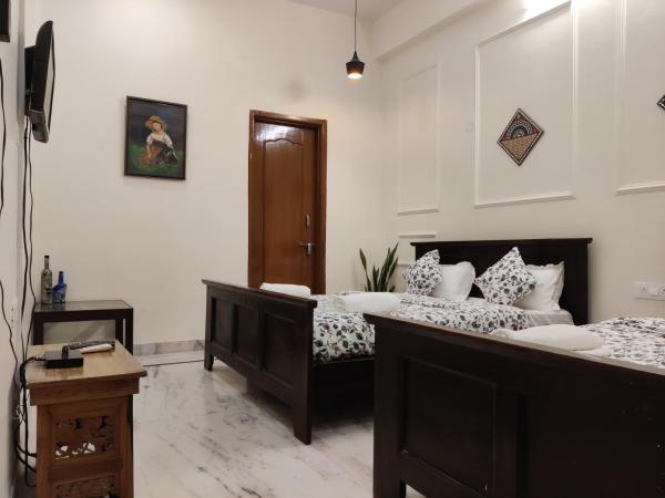 The Karauli Villa by Le Pension Stays : photo 2 de la chambre suite familiale