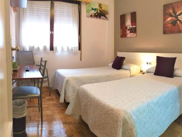 Alojamientos Pamplona : photo 5 de la chambre chambre lits jumeaux