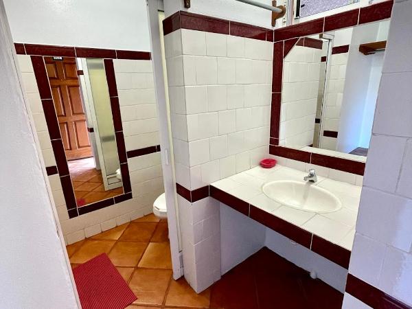 HOTEL BUGAMBILIAS : photo 3 de la chambre chambre triple basique