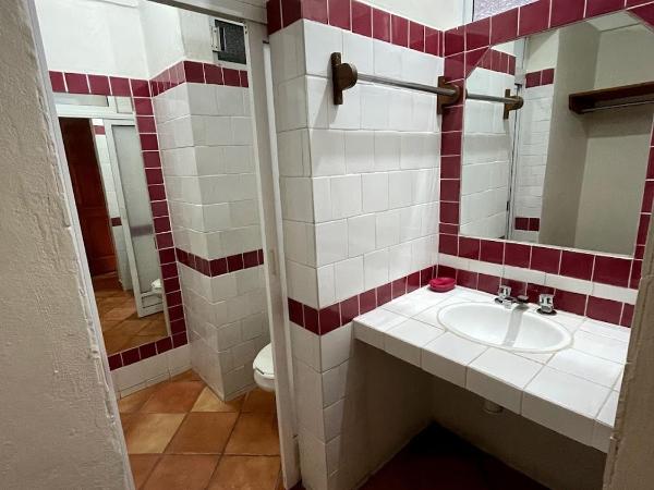 HOTEL BUGAMBILIAS : photo 8 de la chambre grande chambre simple