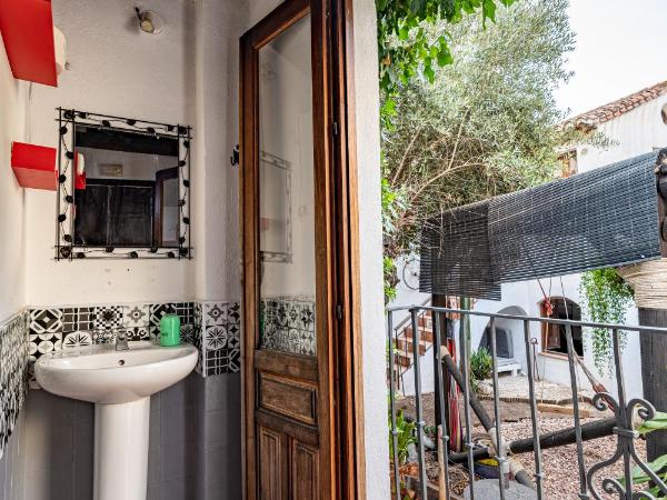 Amaka House : photo 3 de la chambre chambre quadruple Économique avec salle de bains commune