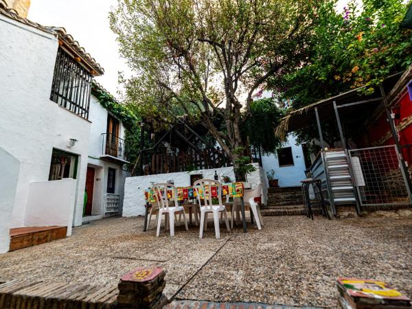 Amaka House : photo 4 de la chambre chambre quadruple Économique avec salle de bains commune