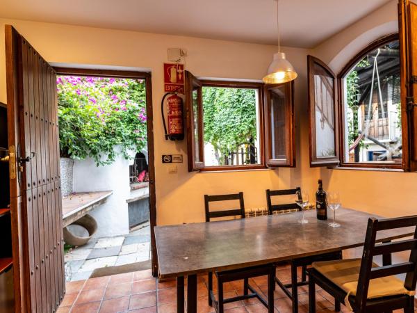 Amaka House : photo 6 de la chambre chambre quadruple Économique avec salle de bains commune