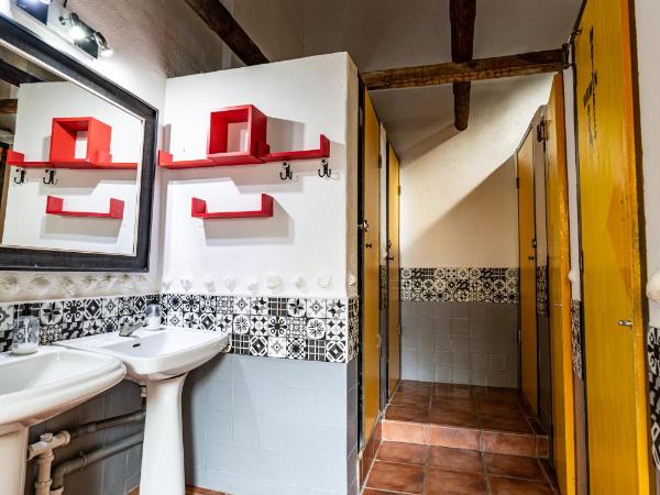 Amaka House : photo 9 de la chambre chambre quadruple Économique avec salle de bains commune