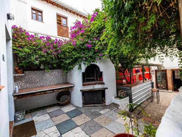 Amaka House : photo 9 de la chambre chambre double standard avec salle de bains commune