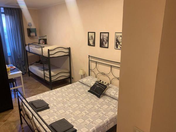 Casa Friends Lingotto Ospedali Metro Spezia : photo 6 de la chambre chambre quadruple avec salle de bains privative