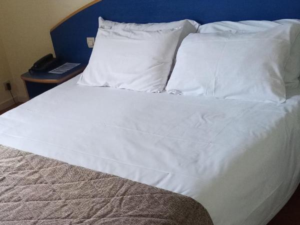 Cit'Hotel Les Alizés : photo 1 de la chambre chambre double